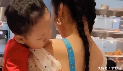 宝妈|萌娃看妈妈衣服“破”了,伸出小手帮忙遮挡,网友:是个小暖男