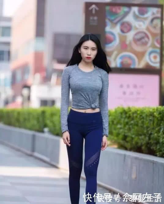 紧身打底裤|街拍优雅迷人的紧身打底裤美女,衬托出女性优美的曲线