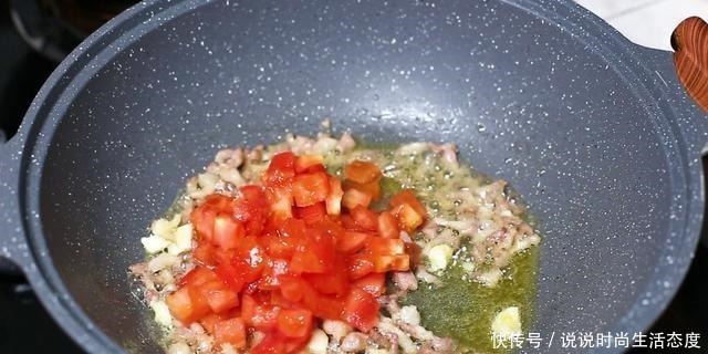 汤汁|豆腐好吃有诀窍，大厨教你这样做，放一个西红柿，汤汁都拌饭吃了