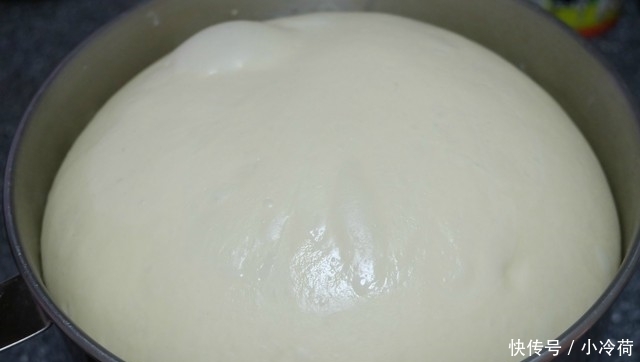 自制面包乐趣多,加上炼乳和葡萄干,又香又软味道赞,做法分享