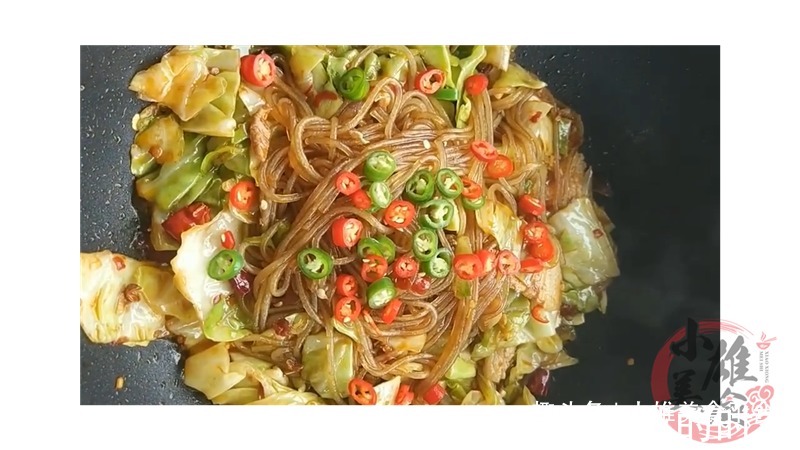“包菜炒粉丝”的正确做法难怪炒粉条老粘锅,一看才明白