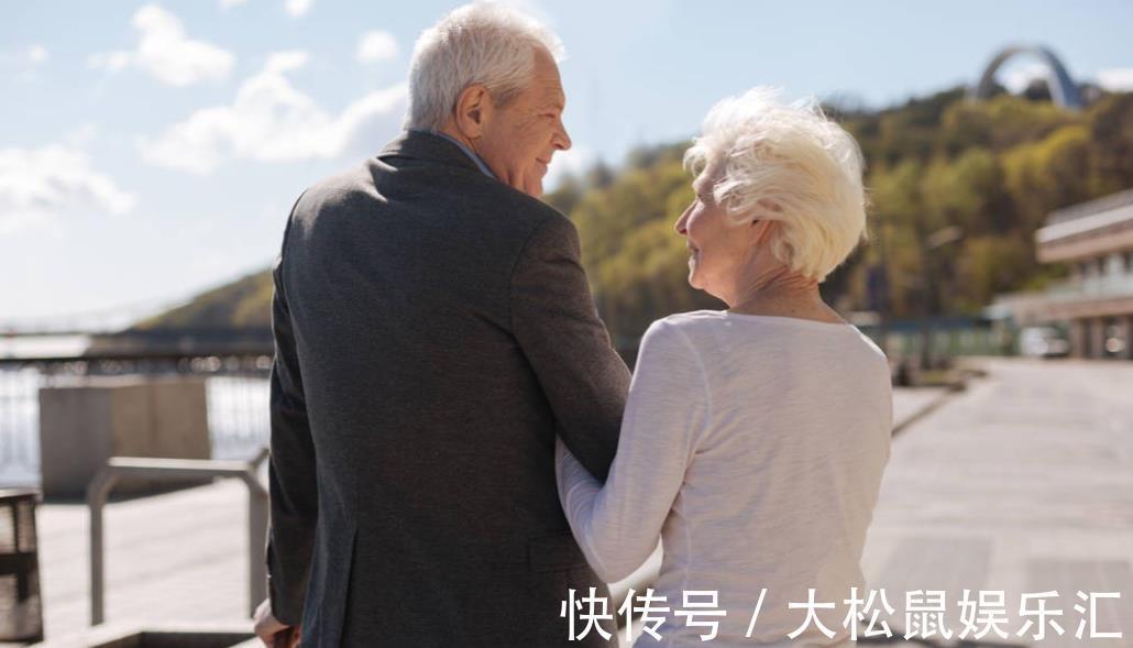 什么时候|老人带娃什么时候放手最好?这2个黄金时段,会让孩子少受罪