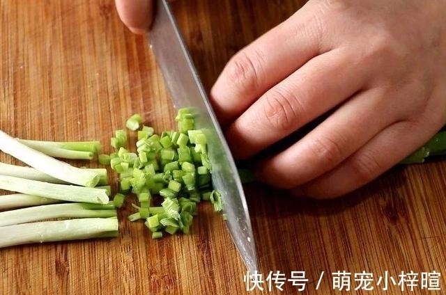 早餐别总是稀饭馒头！教你做懒人版葱花饼，3分钟就能出锅！