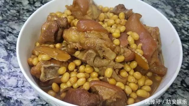 黄豆炖猪脚，入口即化，这样做酥烂好吃，诀窍在这里