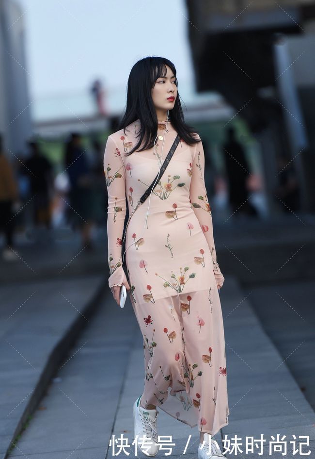 街拍:背心裙子单穿太单调?尝试加一件长款,叠穿很好看