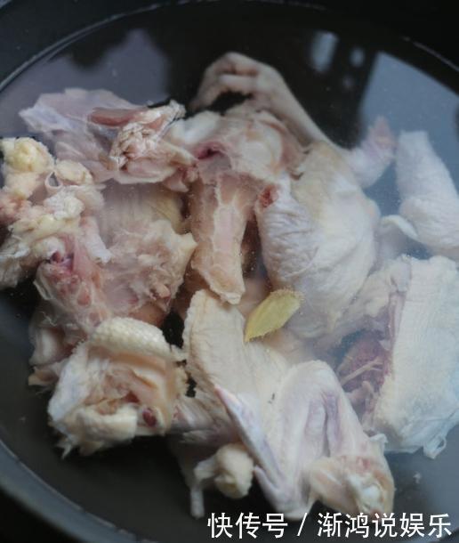 蘑菇|鸡汤别清炖,加点蘑菇提鲜味,加点骨棒提味道