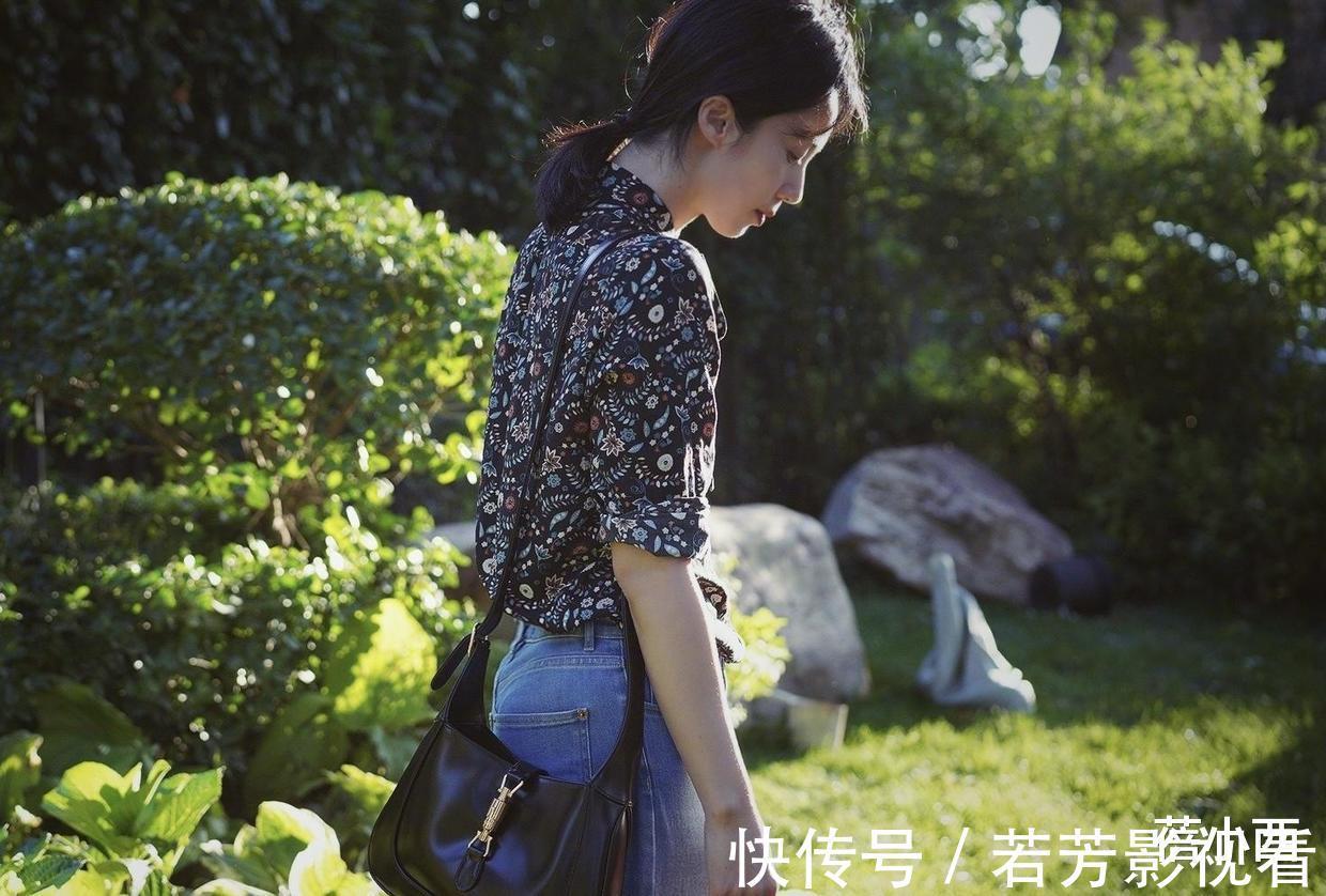 衬衫|58岁毛阿敏穿搭真时髦,花衬衫配五分裤,一头奶奶灰短发好吸睛