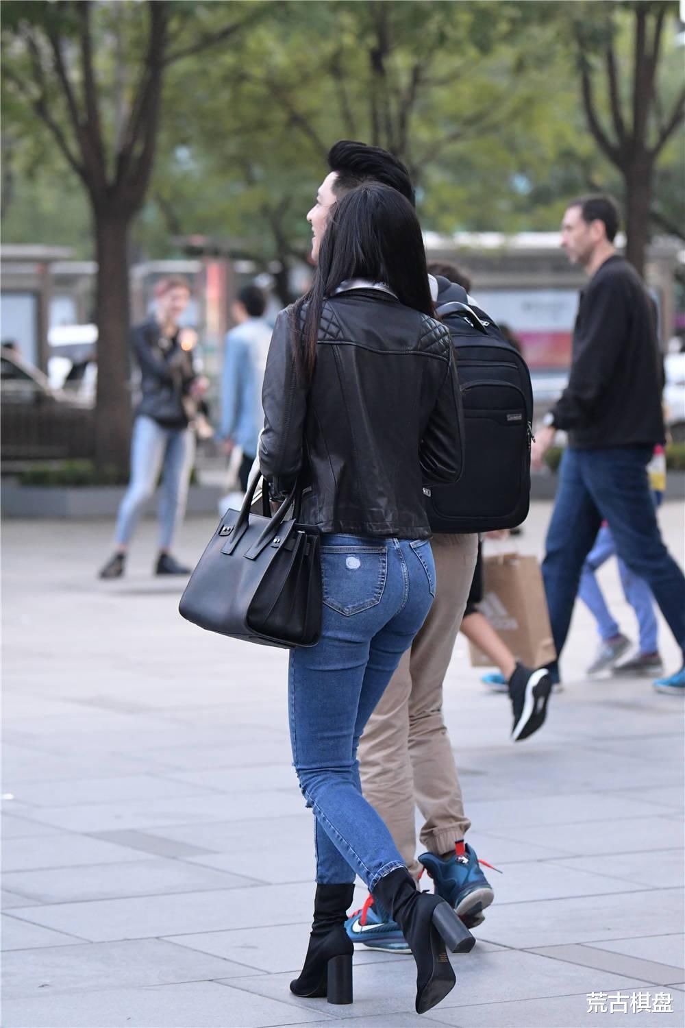 紧身牛仔裤，搭配粗高跟短靴，苗条身材的春季穿搭