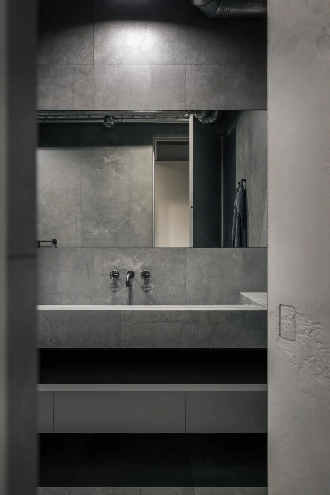 深灰色|100㎡简约工业风，粗犷朴素的高级灰，这样设计很美