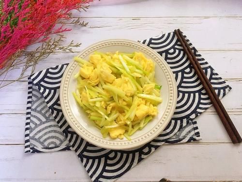 进入3月，这个菜不吃就可惜了，和鸡蛋一起炒，又鲜又嫩又下饭