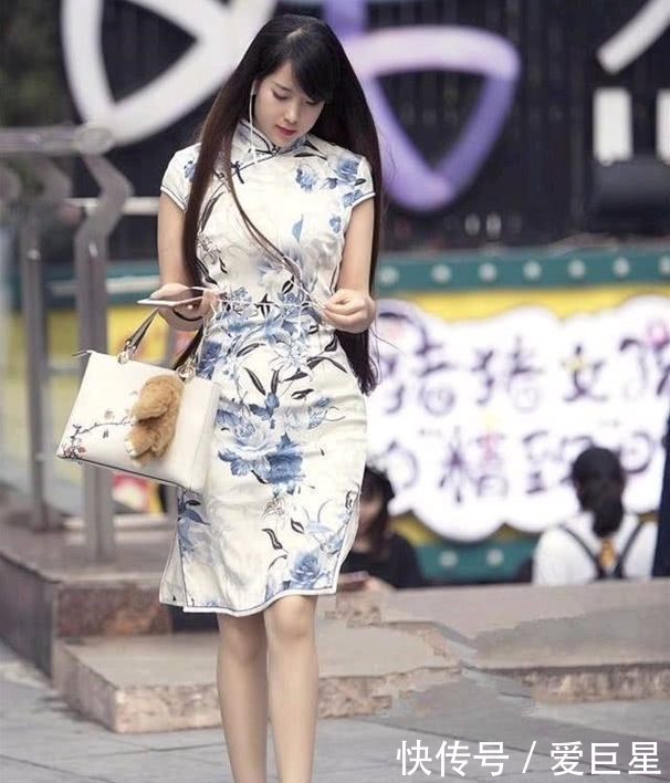 街拍:文艺女神身着“青花瓷”旗袍,长发及腰,温婉动人!