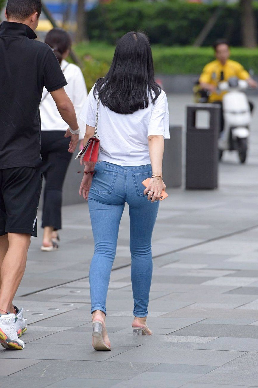 愈加|纯白印花短袖搭配牛仔裤,成熟气息中增添一丝俏皮!