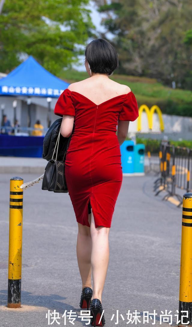 街拍：红色一字领丝绒连衣裙,有了黑色高跟鞋相助,尽显晚礼服的高级感