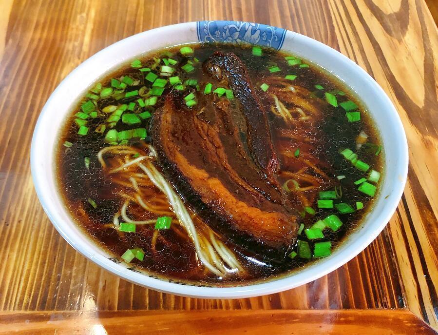 深巷里的老面馆,开了近三十年只有六张桌子,食客面里的肉真多