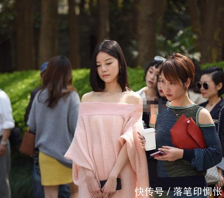 街拍 粉色抹胸毛衣让美女成了镜头的焦点！