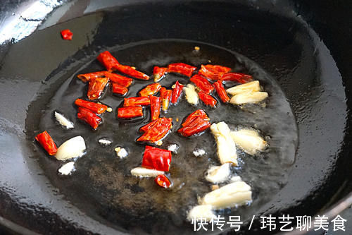 韭菜|冬天的韭菜，鸡蛋靠边站，和这菜炒，实惠又鲜香美味，快学做起来