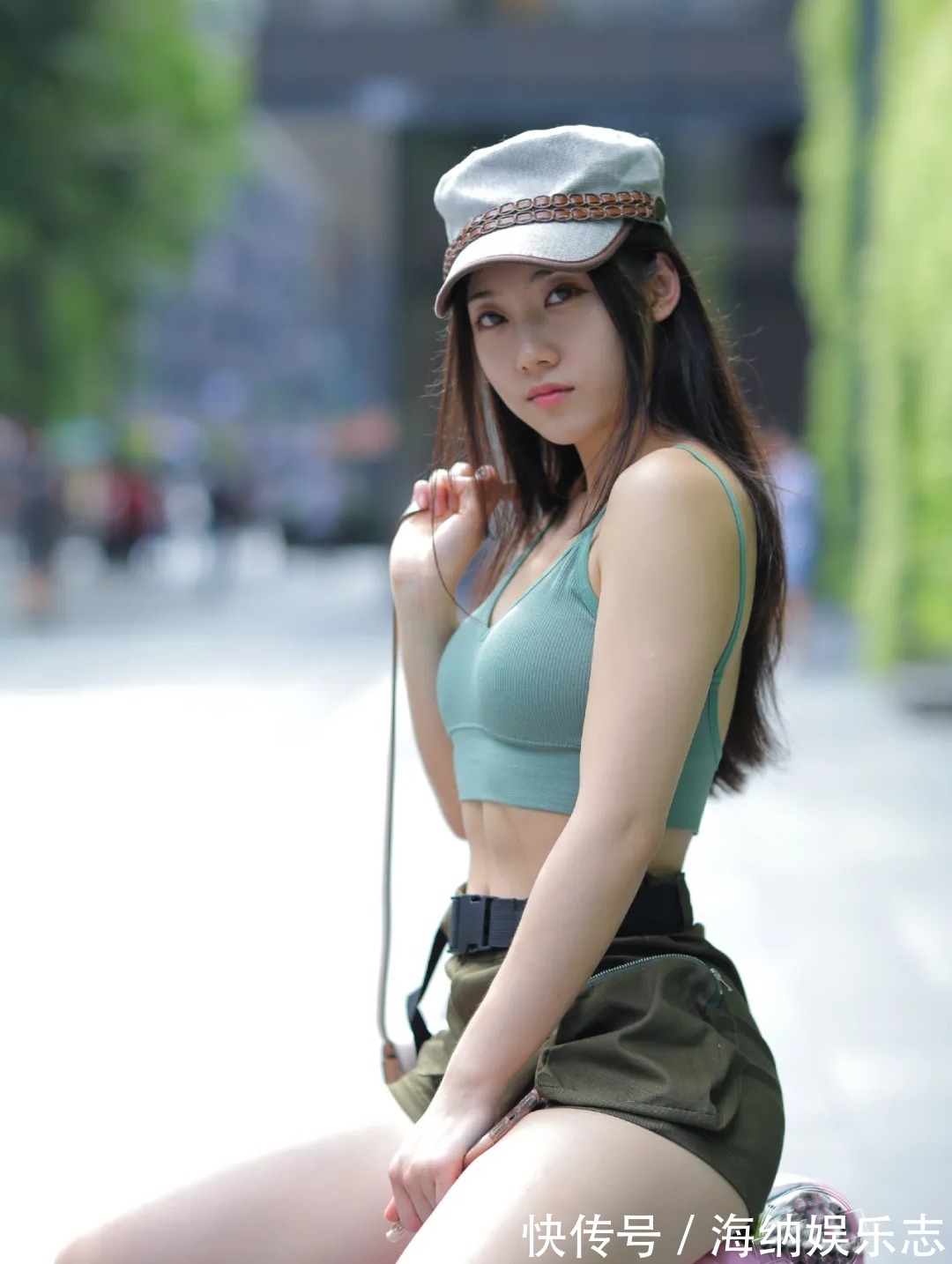 女孩 运动吊带衫搭配着短裤秀出了女孩完美的腹肌!