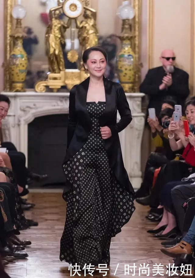 连体裤|大宋佳携女儿走红毯,穿深V挂脖连衣裙曲线优美,一点不输女儿