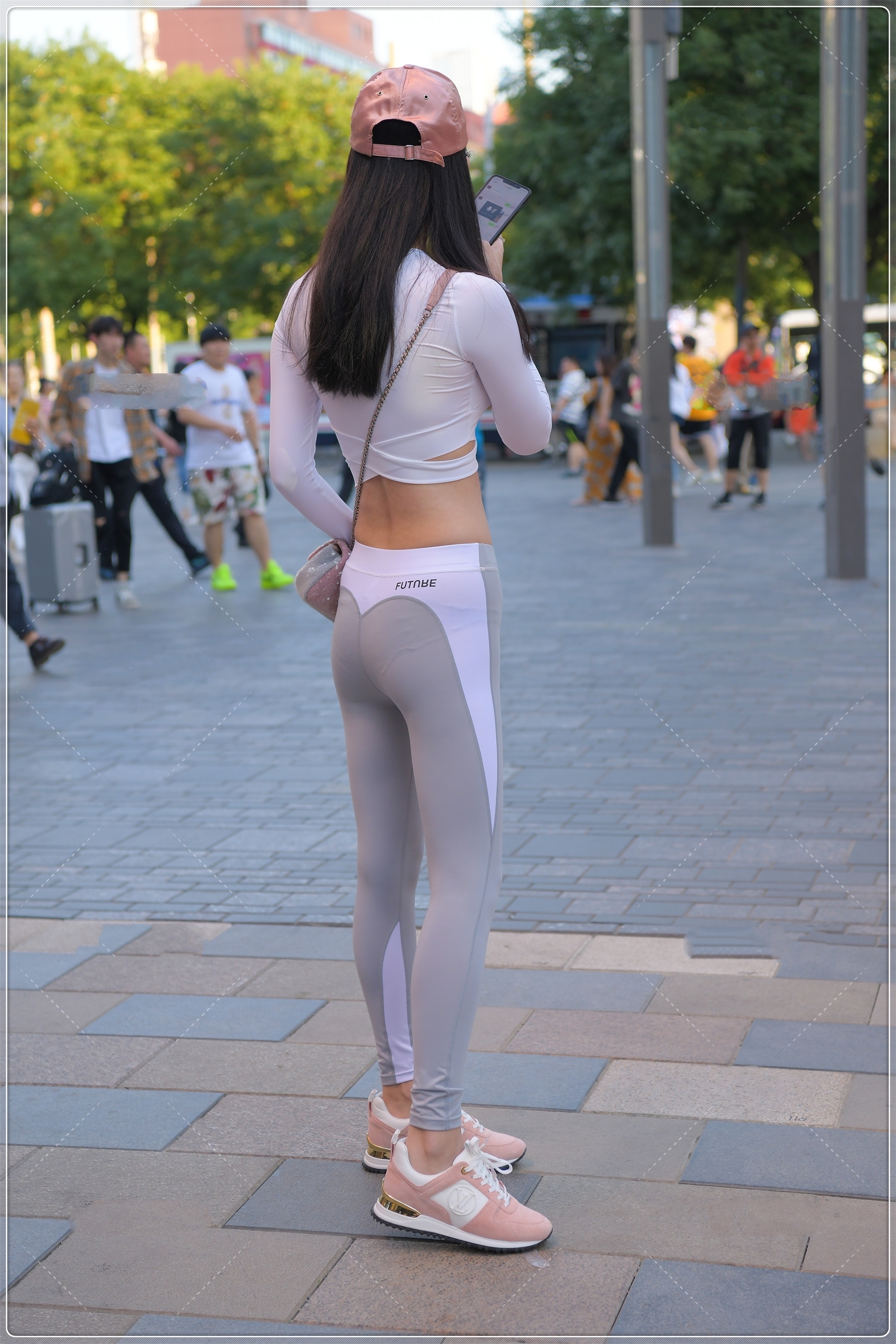 修身上衣 粉色遮阳帽搭配纯白修身上衣，简单干净，活力四射