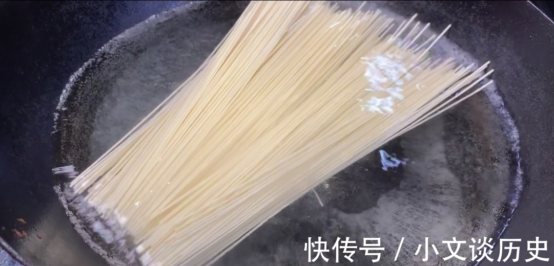 柳州螺蛳粉|煮面条，水开下锅就错了，大厨教你一招，出锅爽滑又劲道，快学学