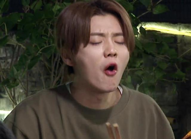 皮膚狀態(tài)|關(guān)曉彤扮成員工探班《五哈》鹿晗只顧看女友不吃飯,眼神寵溺