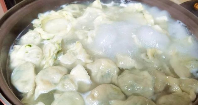 此菜的叶子常被扔掉，其实营养比茎高，冬天要多吃，包饺子吃真香