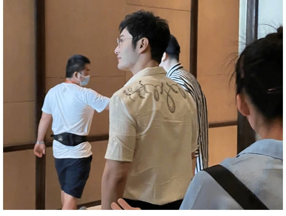 路透圖|《中餐廳5》路透，黃曉明戴金邊眼鏡儒雅帥氣，常駐嘉賓齊現身