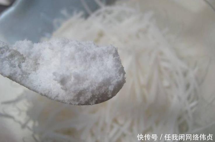 金黄|炸萝卜丸子,加面粉还是淀粉都不对,这么做金黄酥脆,放凉不软