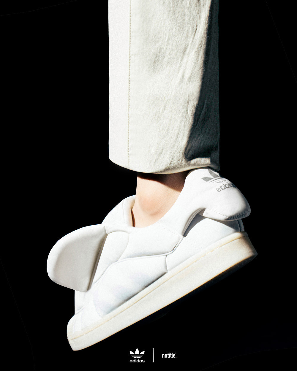 gin天太冷, 阿迪给鞋都穿上棉袄了! 小姐姐露腿穿真白啊!