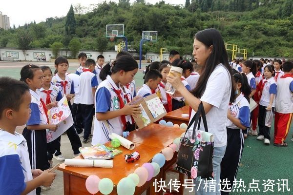 普定县第四小学|普定县第四小学举行“爱心公益有我”义卖活动