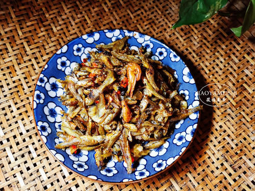 湖南有一种火焙鱼，不烟熏也不放盐，自然鲜甜，炒辣椒下一大碗饭