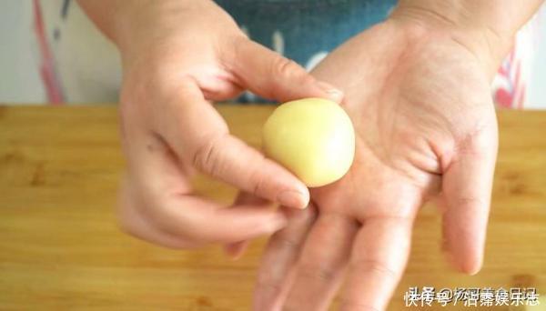  玉米油|想吃葱香烧饼不用买，教你在家自己做，外酥里软，咬一口直掉渣