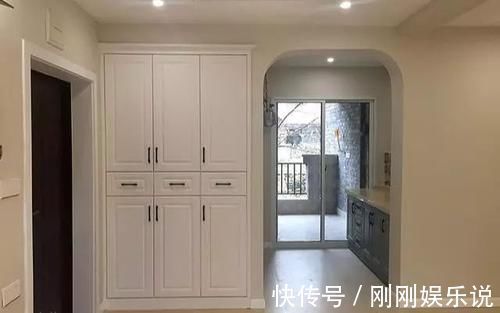 客餐厅|140平新房花13万装修,全屋打满柜子最满意,家具没入场就很漂亮