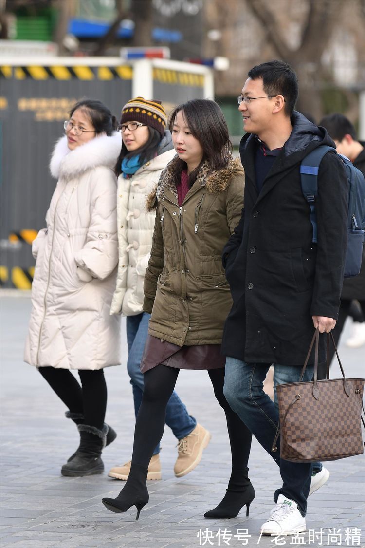 穿搭 街拍:小姐姐连衣裙搭配高跟鞋,身材纤细修长,非常漂亮!