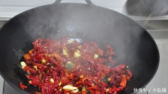 秋冬季节吃白菜,一斤不到三块钱,简单一炒就能上桌