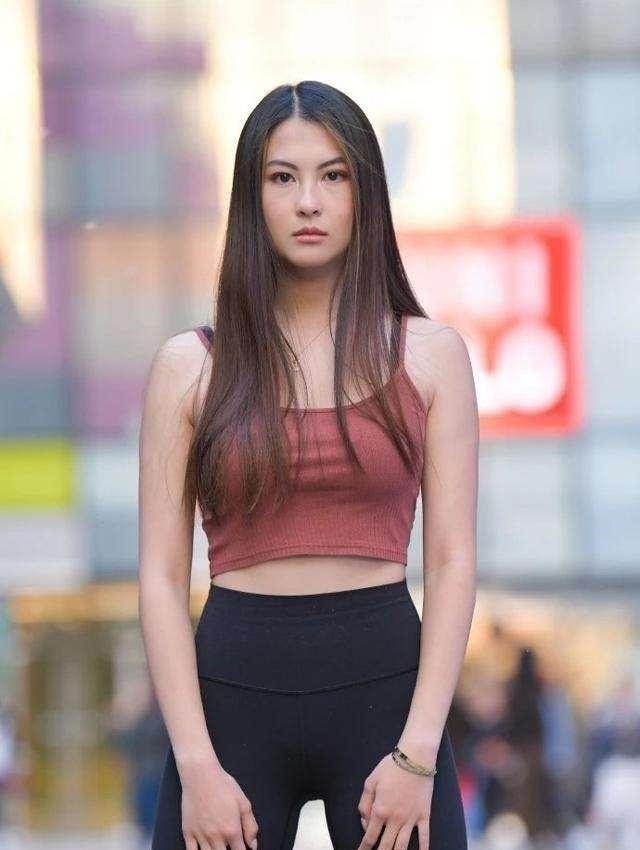 搭配 打底裤打造街头美感,突出高级时尚感,尽显妩媚诱惑!