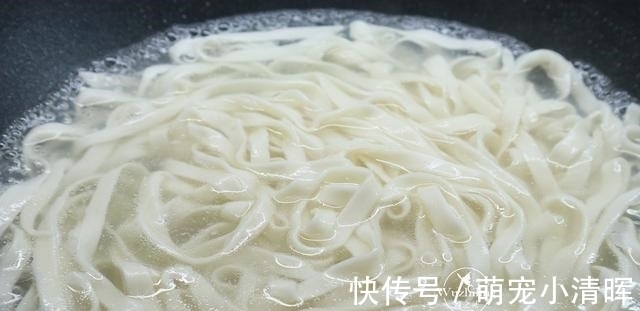 一日三餐|早餐,我家迷上了这碗面,一荤一素好吃营养,孩子长个吃最好