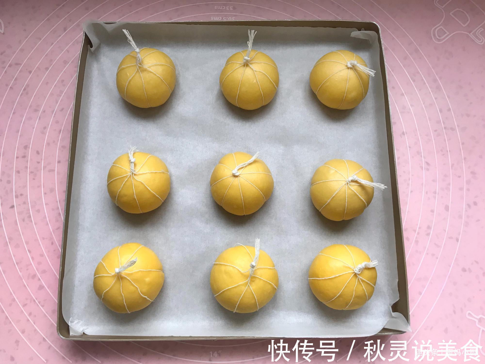 南瓜别煮粥了，加点面粉做此物，色泽金黄又营养，大小朋友都爱吃