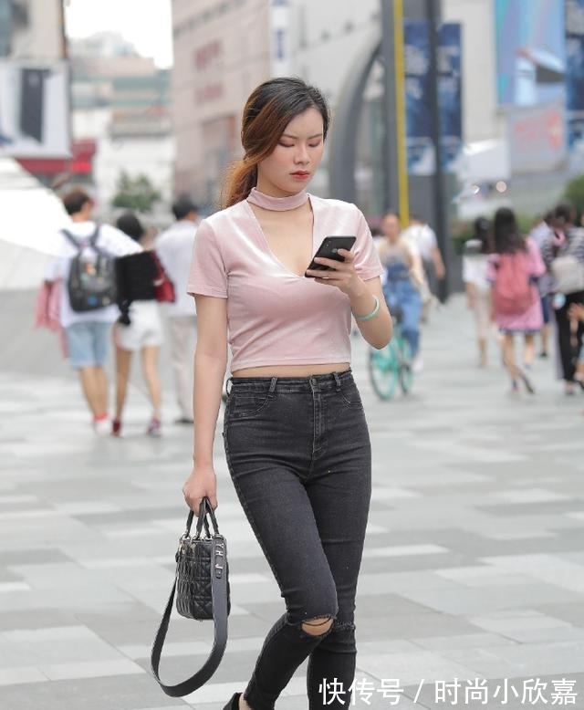 造型|让你的造型充满休闲个性的气息选择破洞牛仔裤的穿搭!