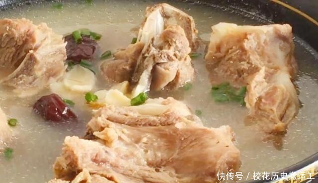 熬骨头汤时,很多人第一步就错了,难怪汤色发黑,还不香