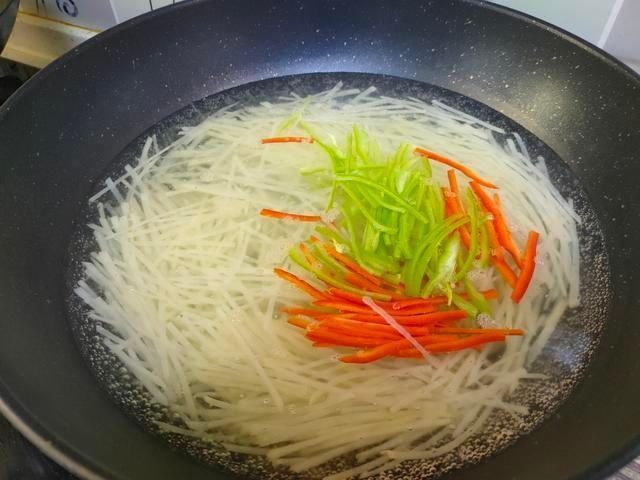 什么时候|炒土豆丝,什么时候放醋是关键,这一步做对,怎么炒都脆爽好吃