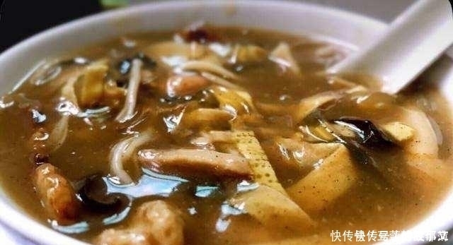 这脏兮兮的食物,是国内知名小吃,外地人吃不惯,本地人离不开!