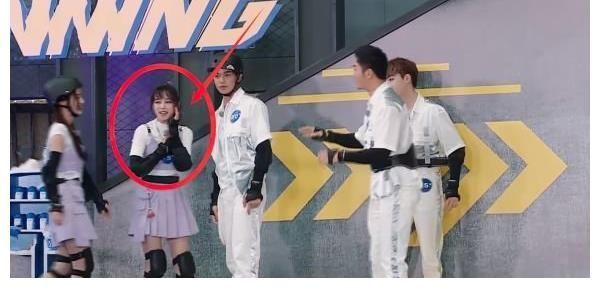 被大球砸到牙疼,宋雨琦卻慌張撫摸下巴,看清下巴形狀我明白了