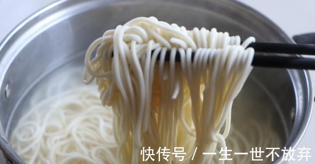 好吃|北方焖面最好吃的做法,不加一滴水,鲜香入味,一锅吃了个精光!