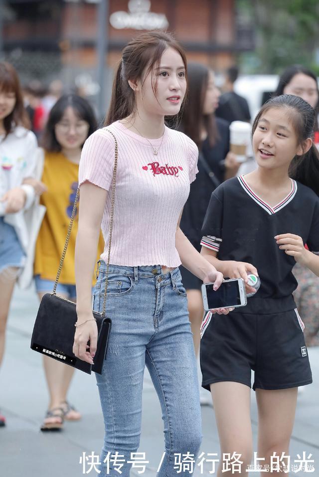 粉色针织衫减龄又好看,搭配牛仔更显高挑,宛如邻家阳光小妹妹