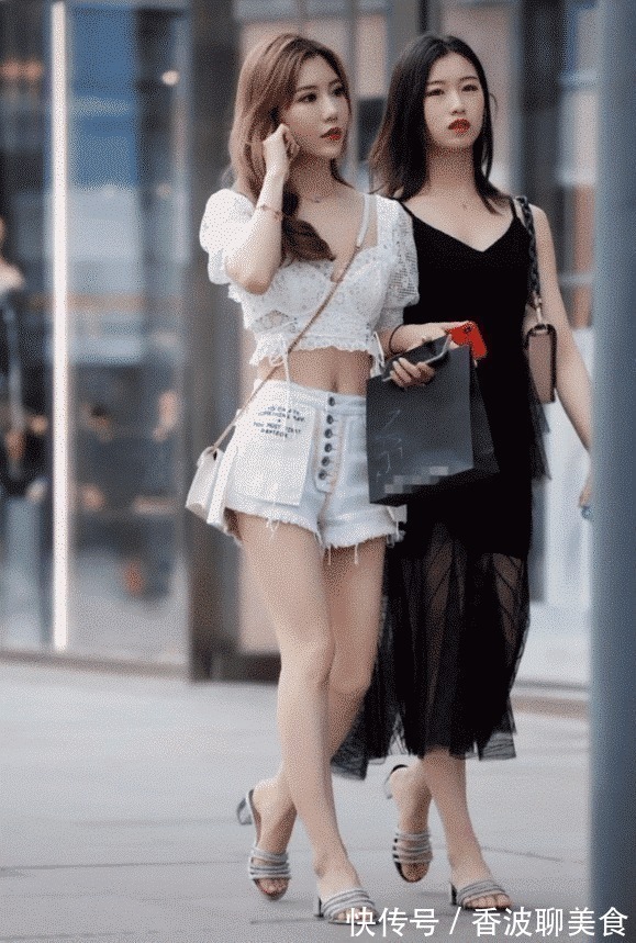 穿搭|街拍闺蜜的穿搭不一样,但是鞋子却非常抢镜哦