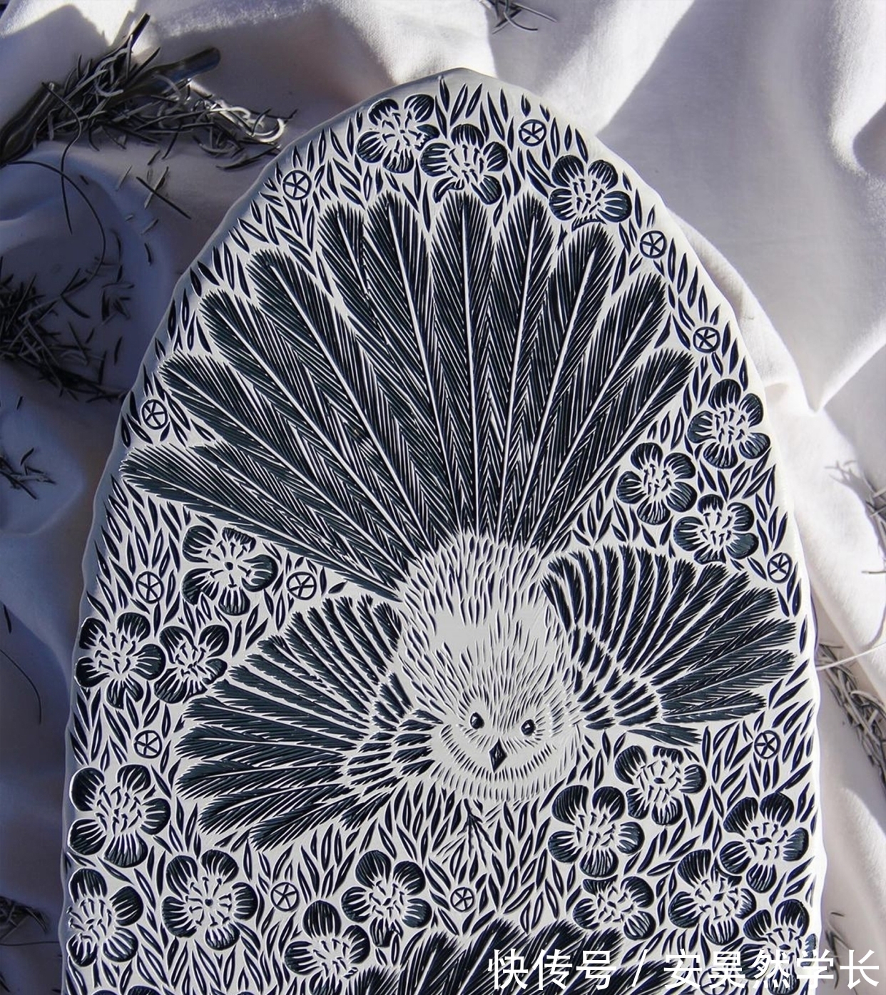 冲浪板@80层颜料之下的故事:时光雕刻者,与刀刃为伴的漆雕艺术家