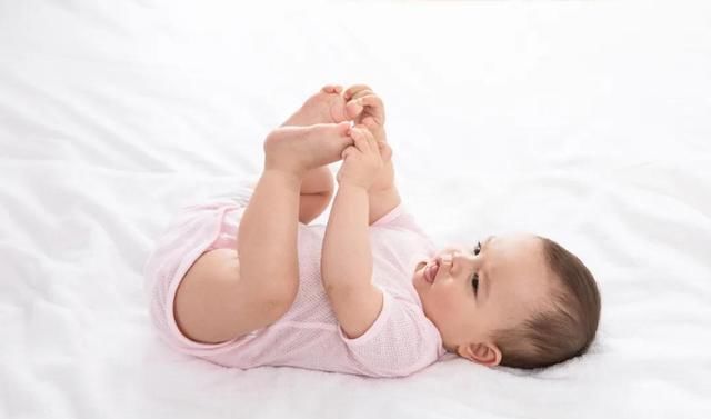 关于宝宝光脚，你误会了多少很多家长后悔看晚了