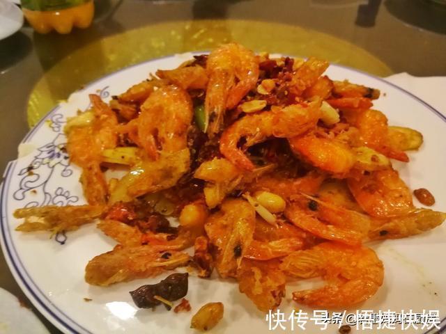 8道凉菜，15道热菜，农家院的团圆饭总花费588元，网友说：太值了