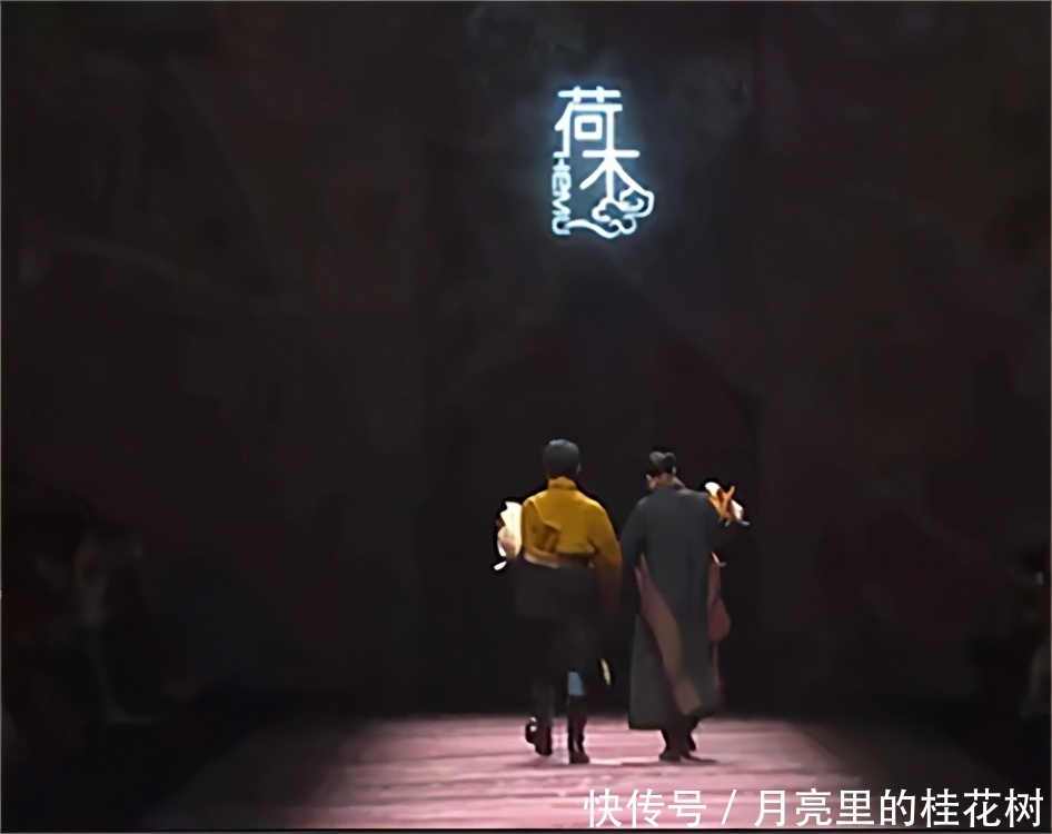 丁真首次亮相上海时装周,身穿民族服饰看秀,献花设计师